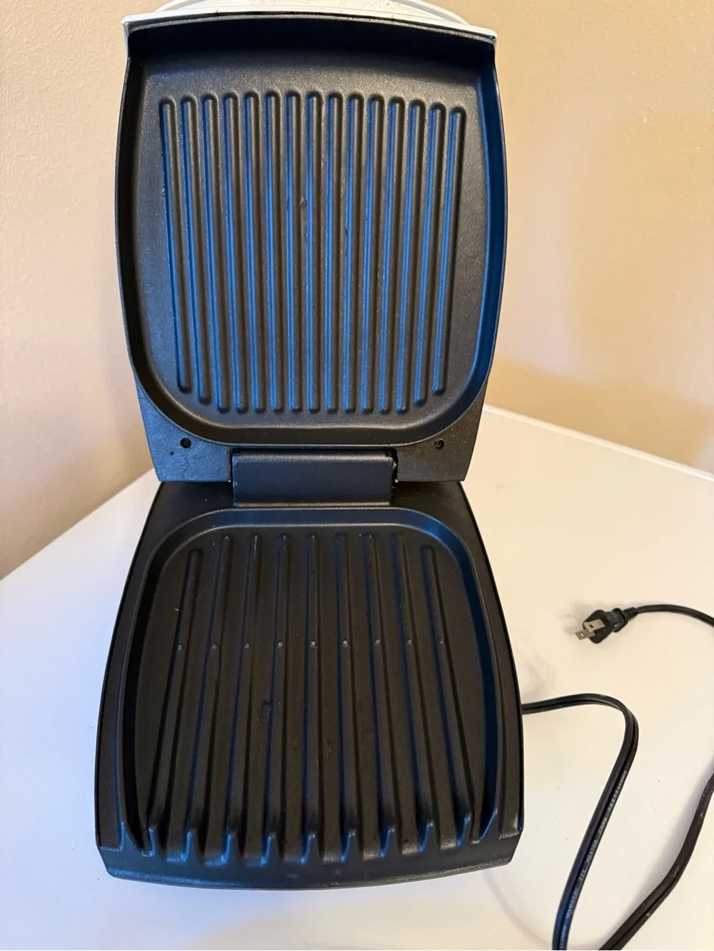 George Foreman Lean Mean Fat Grilling Machine — White Electric Grill